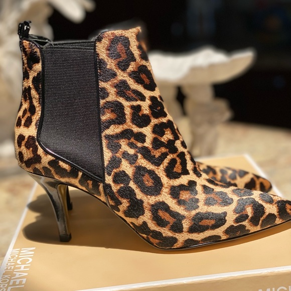 Stylish Michael Kors Booties - Picture 4 of 14